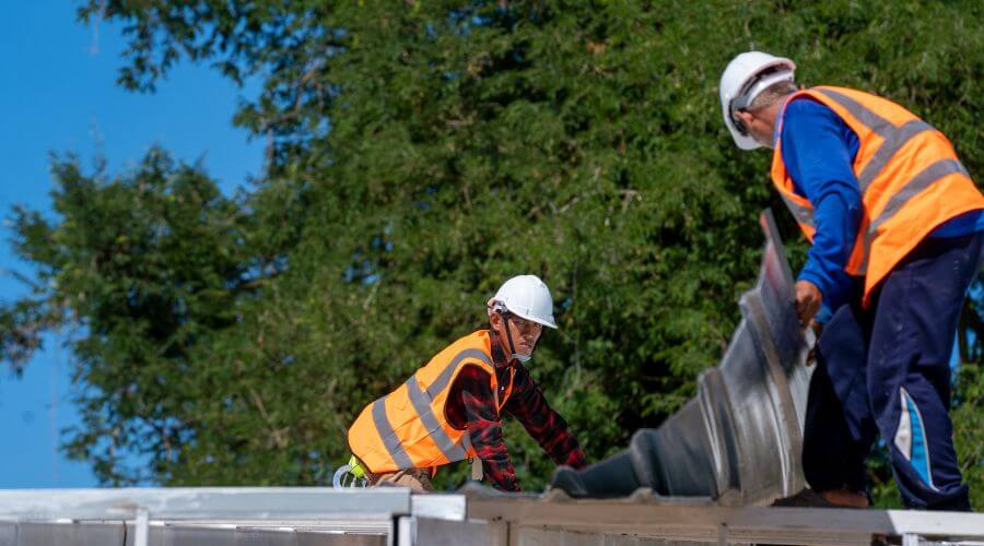 Professional gutter cleaning in Bernie, MO